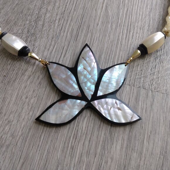 Vintage Lotus Shell Necklace Mother of Pearl Flower Boho Jewelry Lee Sands - Picture 2 of 10